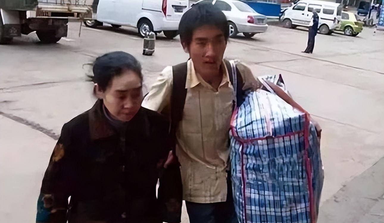 "贵州第一孝"刘秀祥:千里背疯母上学,放弃55万年薪回家当老师