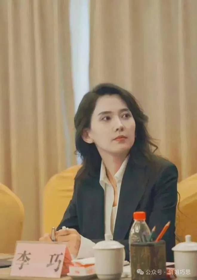 53岁汪峰携31岁新女友与儿女一起聚餐,颜值气质不输章子怡