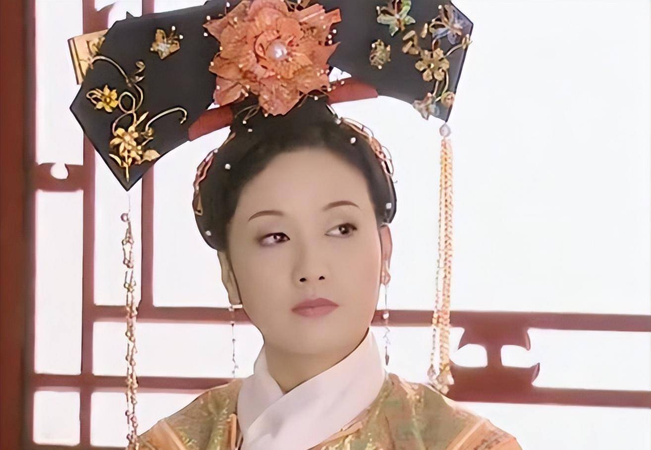 为嫔位的还有德嫔乌雅氏,是因为生下皇四子胤秅"母凭子贵",荣嫔马佳氏