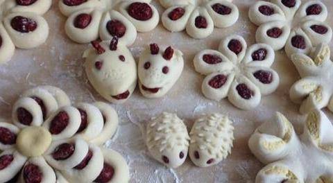 这个时候也是家里老人们大展拳脚的时候了,各种形状的馒头齐上阵,有