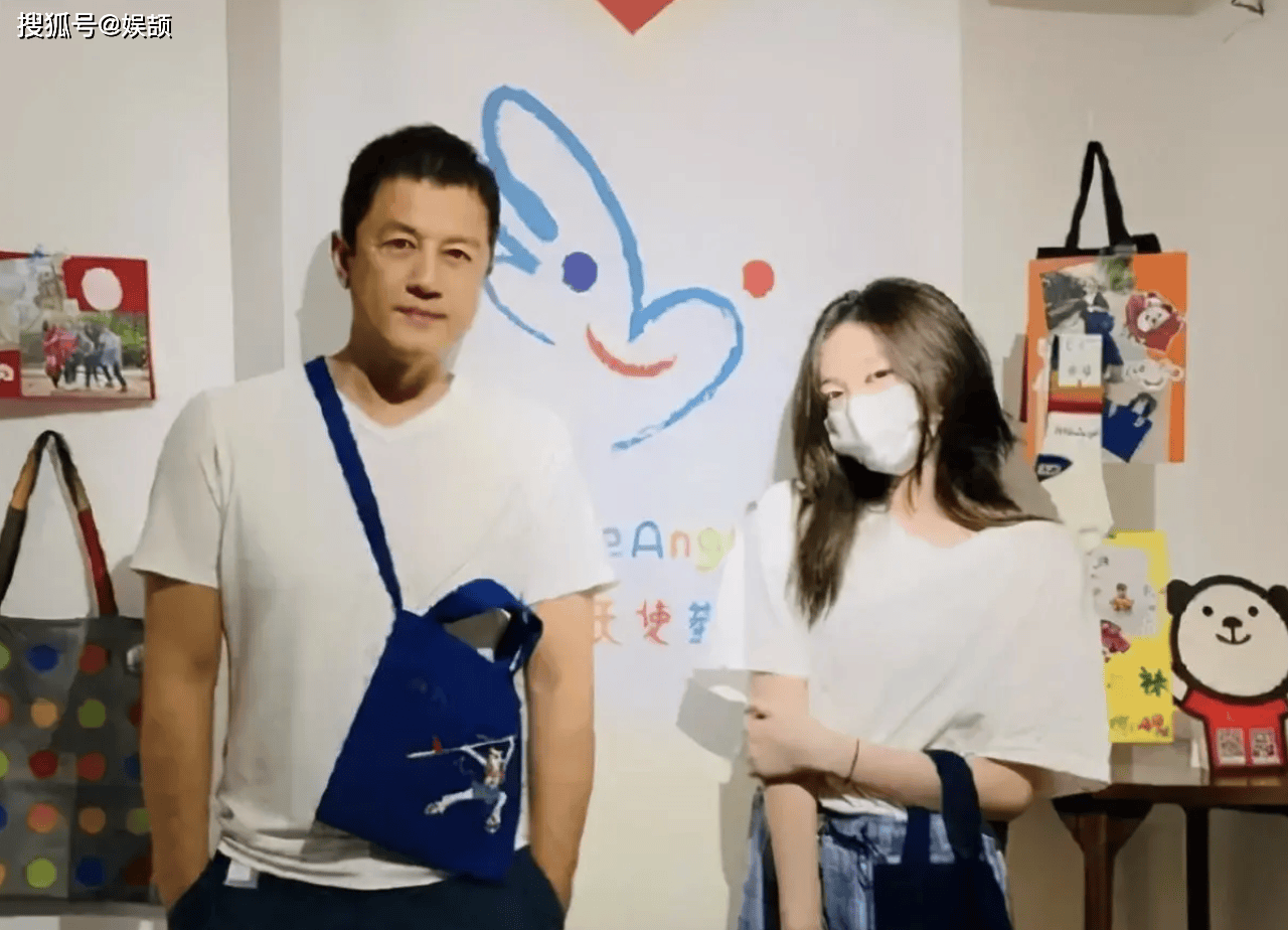 拖欠工资的李亚鹏,大女儿全身奢侈品成名媛,妻子拖家带口去度假_李嫣