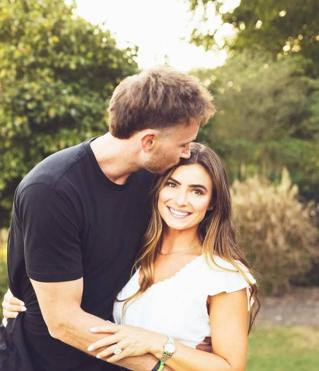 戈登-海沃德的妻子robynhayward同样备受关注,她出生于1994年,身高1米