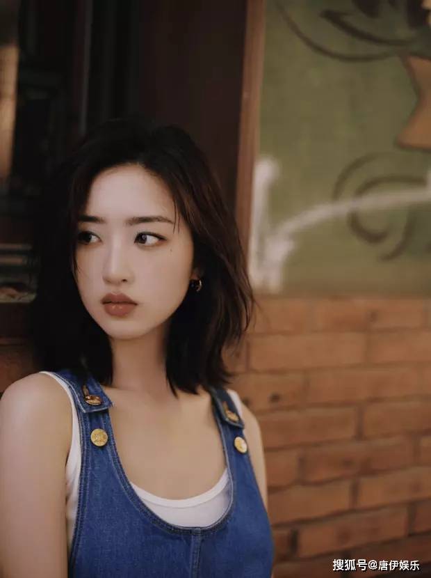 邓恩熙夏日新装亮相,蓝色眼影展现清新活力,少女感十足!