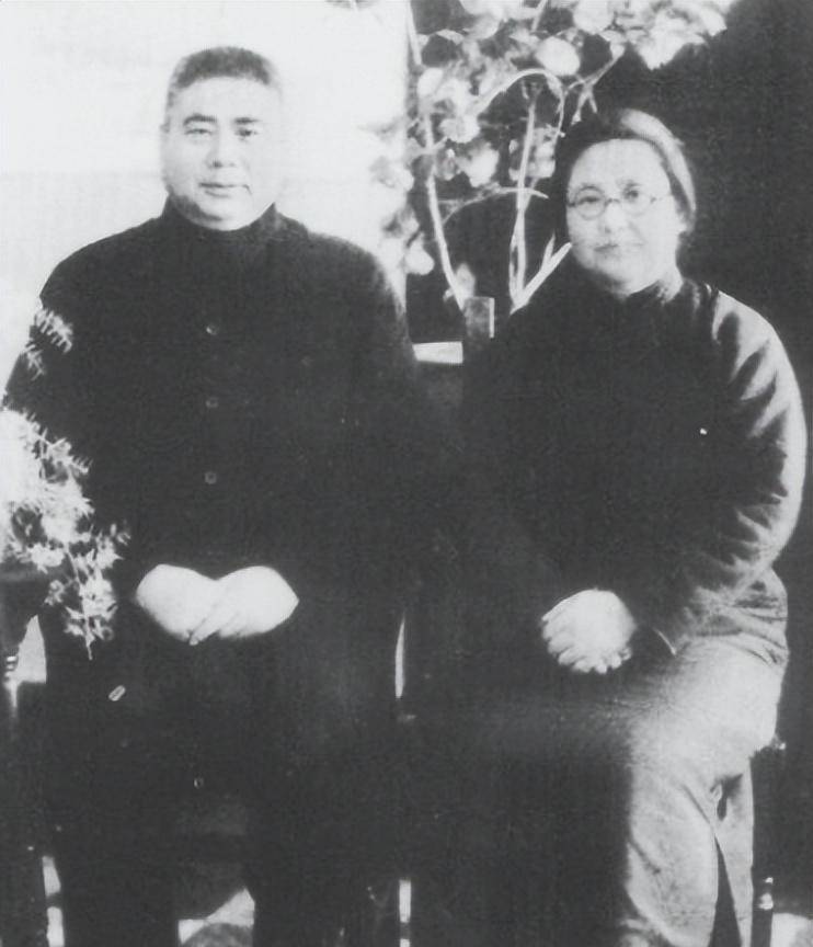 李德全女士与丈夫冯玉祥将军其中冯洪国先生后来一直定居在重庆,并且