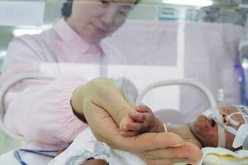 早产儿出生体重不到500克,14年过去,看到现状,网友:实属奇迹