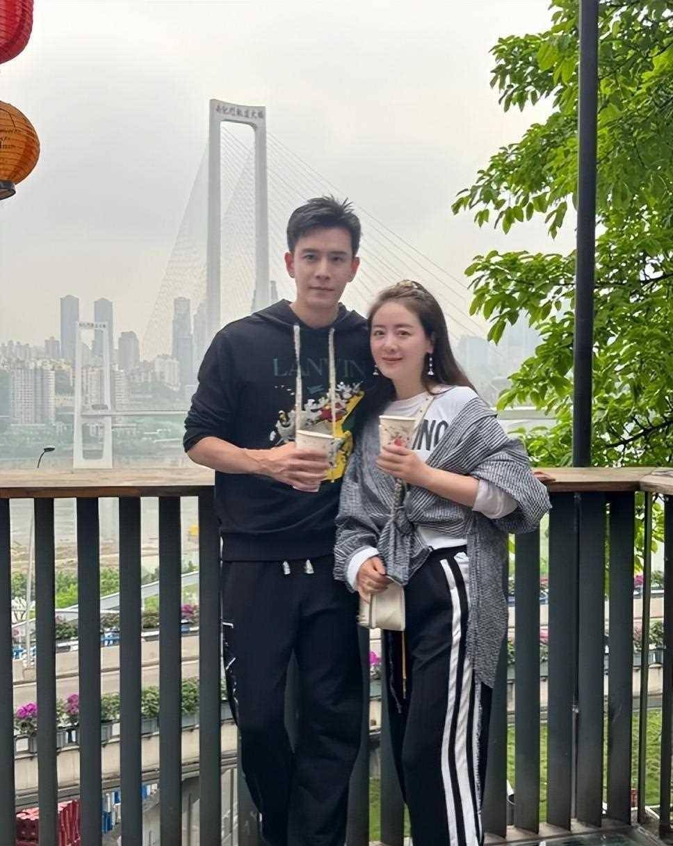 经超现正在前往重庆的旅途上,他们都是极具魅力的人,且身为知名演员