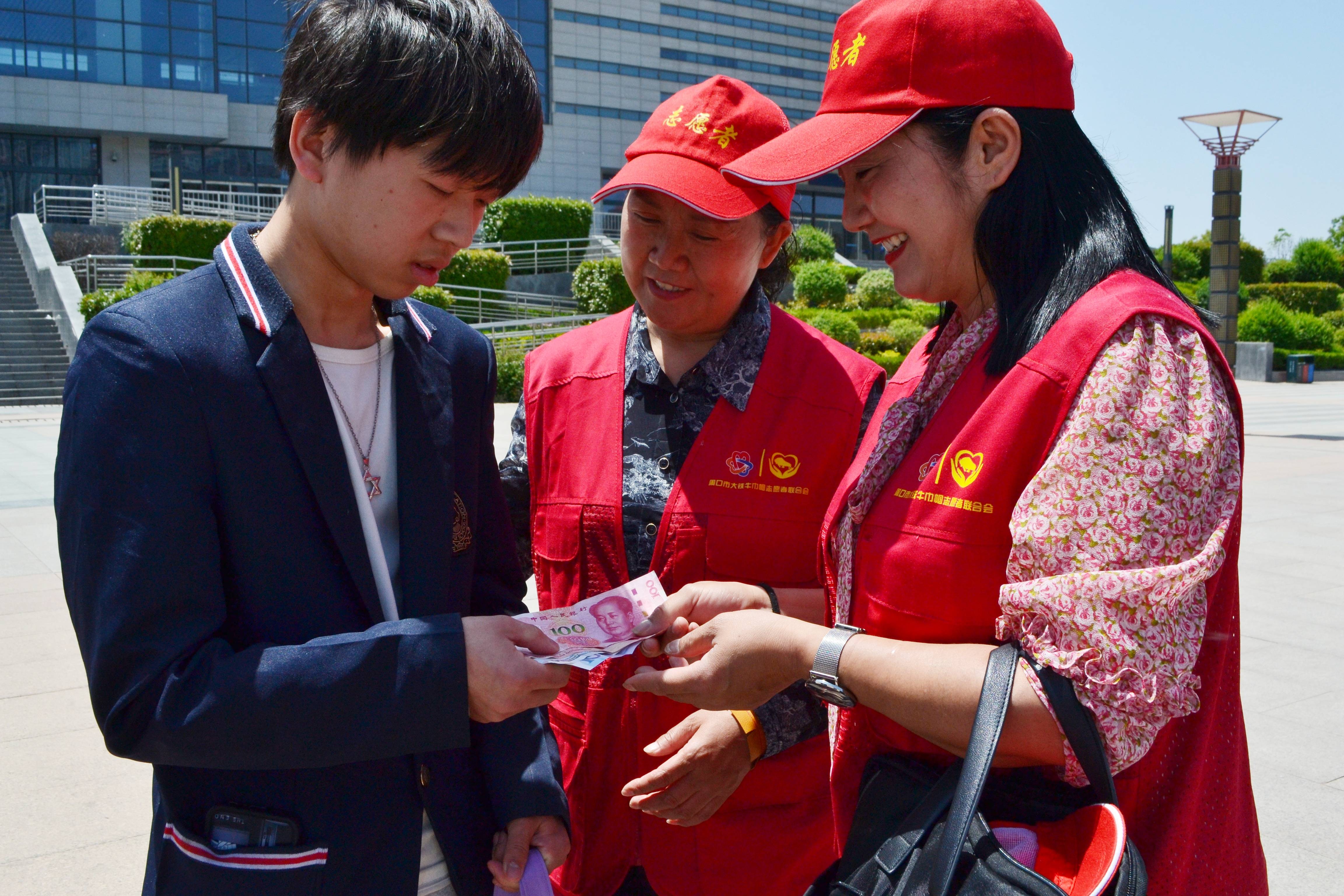 搜狐新闻周口讯地处五一广场的市民驿站,在大铁牛巾帼志愿者联合会的