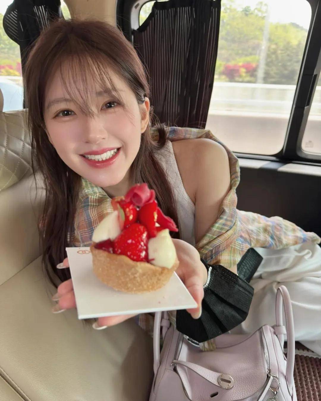 赵露思旅游穿搭火了!格纹衬衫内搭修身背心,甜妹女高既视感!