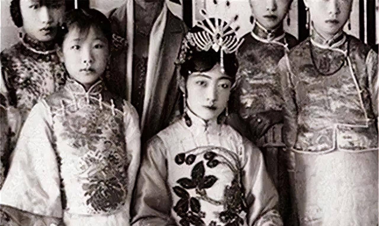 鸦片上瘾,偷偷与侍卫生子,死后被扔在臭水沟边_爱新觉罗·溥仪_文绣