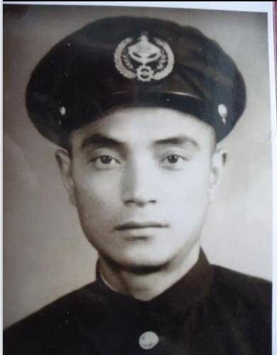 五十年代的军官证,照片上的人帅到炸