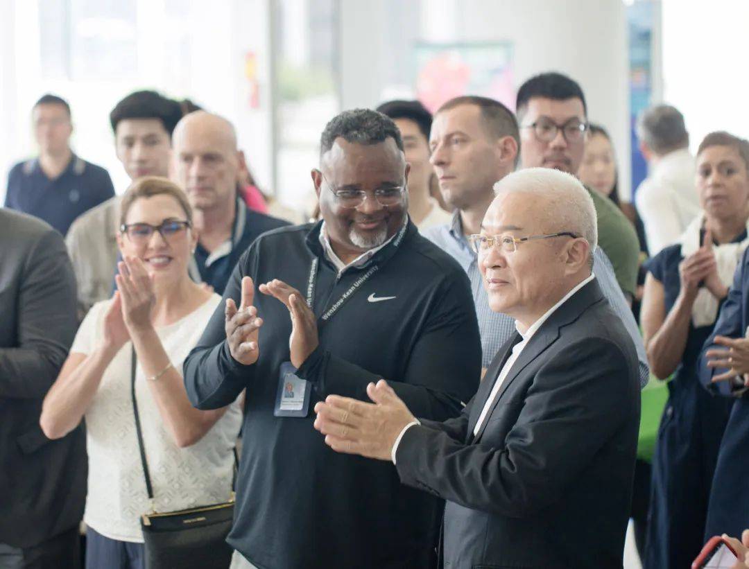 开幕式现场此次展览展出了陈天龙先生自2013年起利用ipad创作的84件