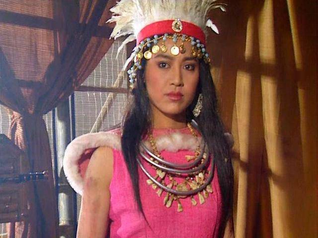 祝融夫人虽然是女流之辈,但却本来高强,而且善使飞刀,百发百中.