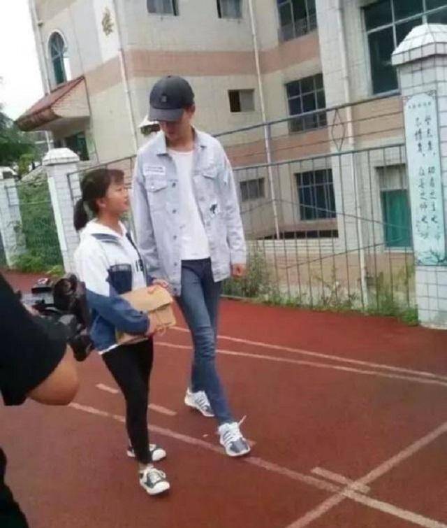 梁小友:因父亲生病辍学,参加《变形记》后,用网红流量补给家庭