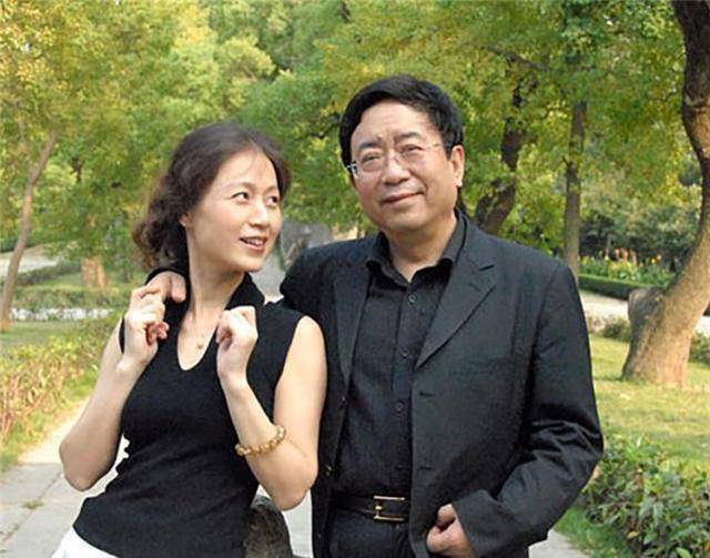 马兰偶然地读到了余秋雨的书,甚是喜爱,从此就成了余秋雨的忠实书迷