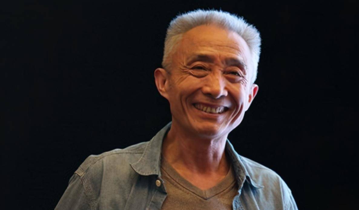 他因风趣的讲课方式,被学生冠以"老顽童","流氓教授"的称号