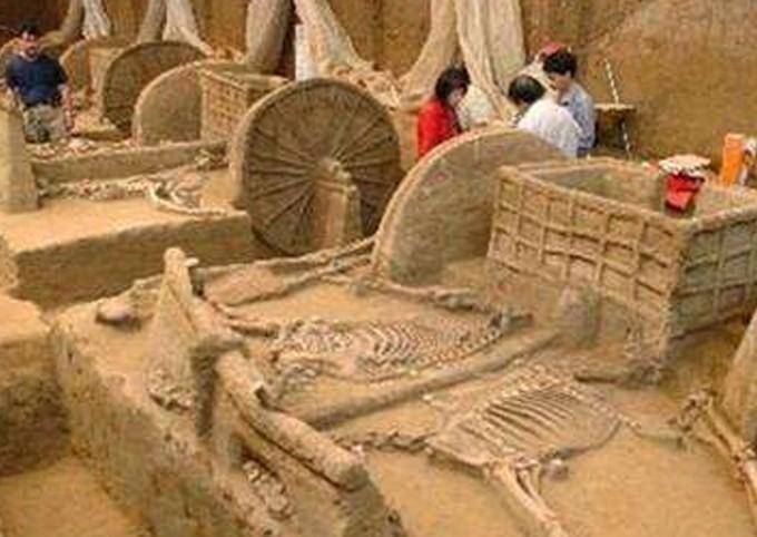 吴王非常的悲痛,为女儿建造了一个非常豪华的陵墓.