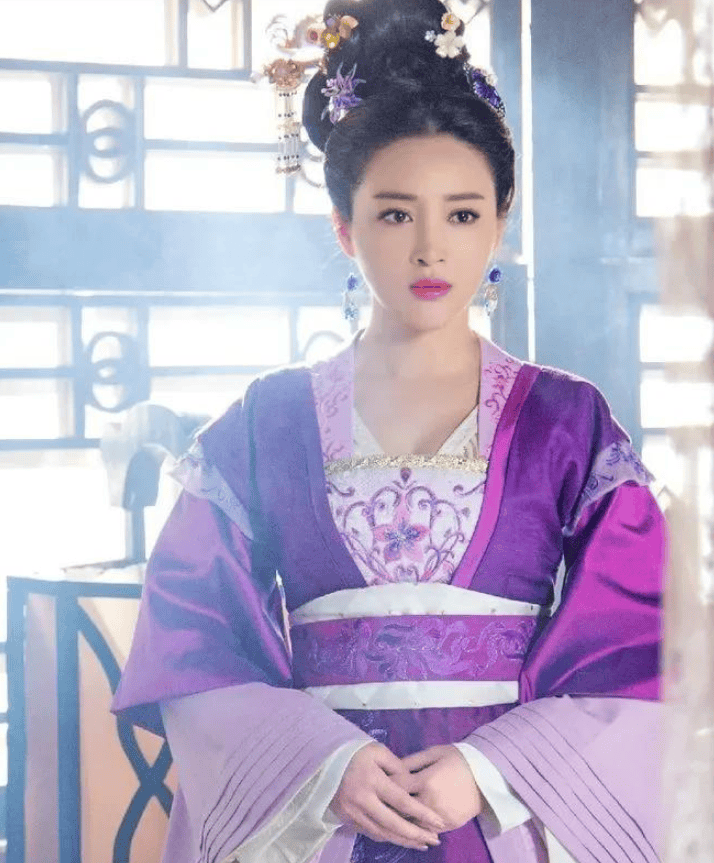 比如在电视剧《爱拼会赢》中饰演干练的女企业家叶大莲,很正的一个
