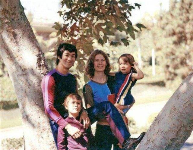 李小龙去世后,老婆改嫁徒弟,现定居西雅图为李小龙"守墓"_琳达_世界