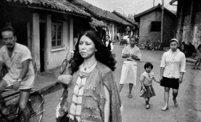 三毛的一生,除了洒脱,也有苦恼,荷西于她,需求大于爱