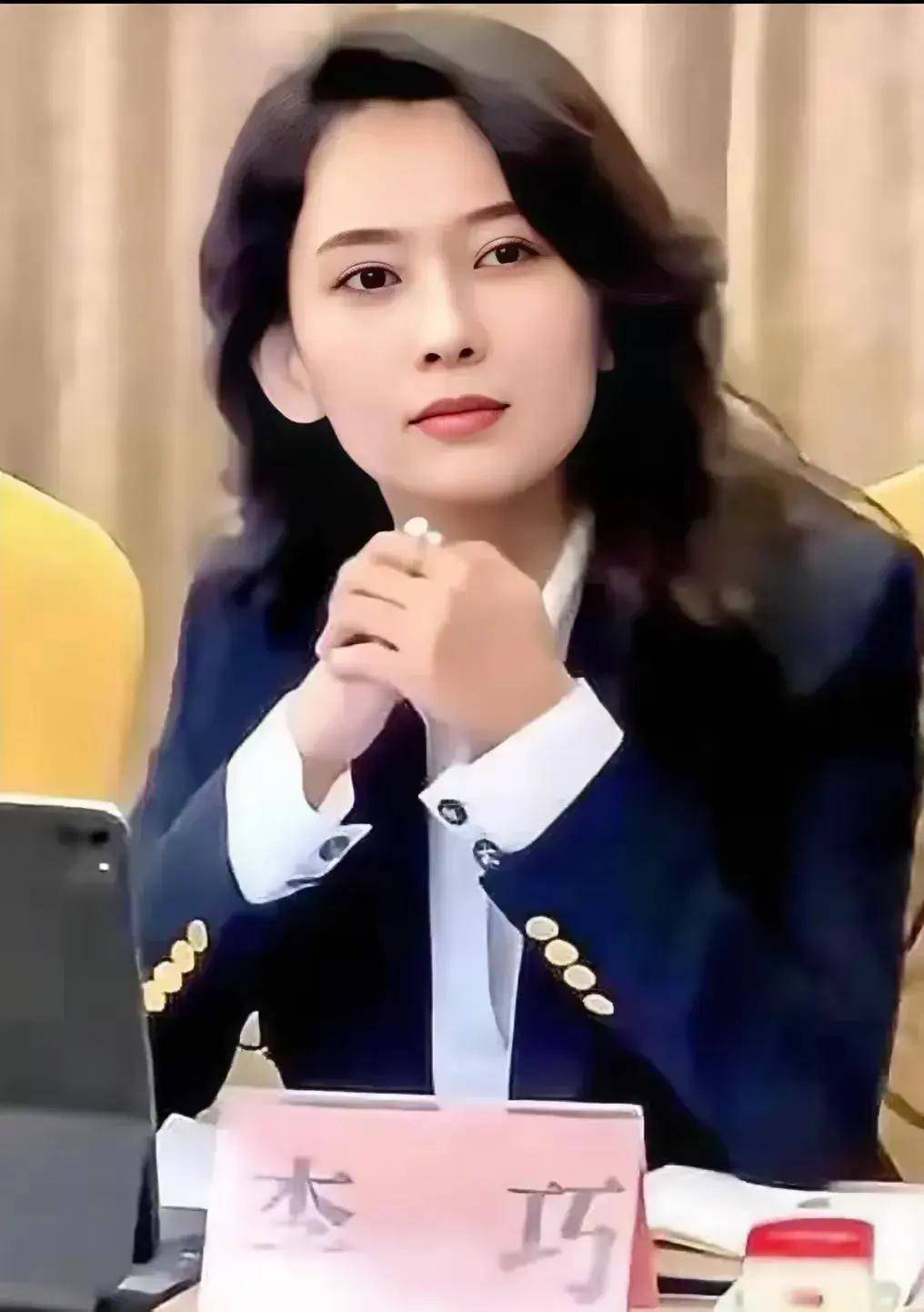 森林北接棒汪峰新一任女友,全网都在问她图什么 章子