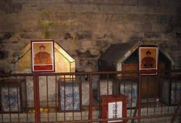 崇陵被盗惨状:光绪皇帝脚被拉出,手里紧握翡翠套环