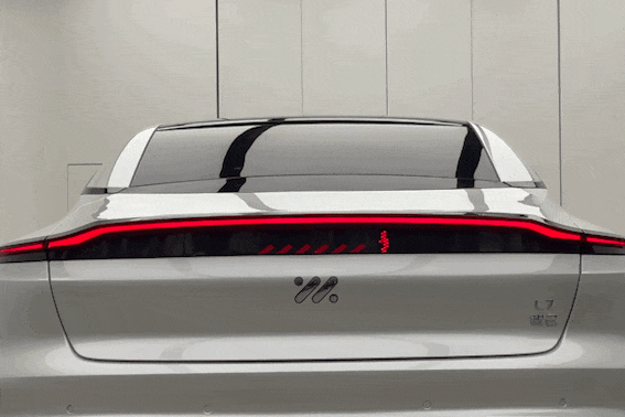  p>贯穿式尾灯在越来越多的车辆设计中被运用,既可以让车体看上去更