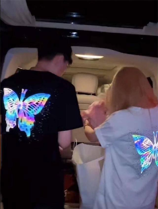 16岁摆地摊到身价上亿,靠野路子闯出一片天_李小美_快手_衣服