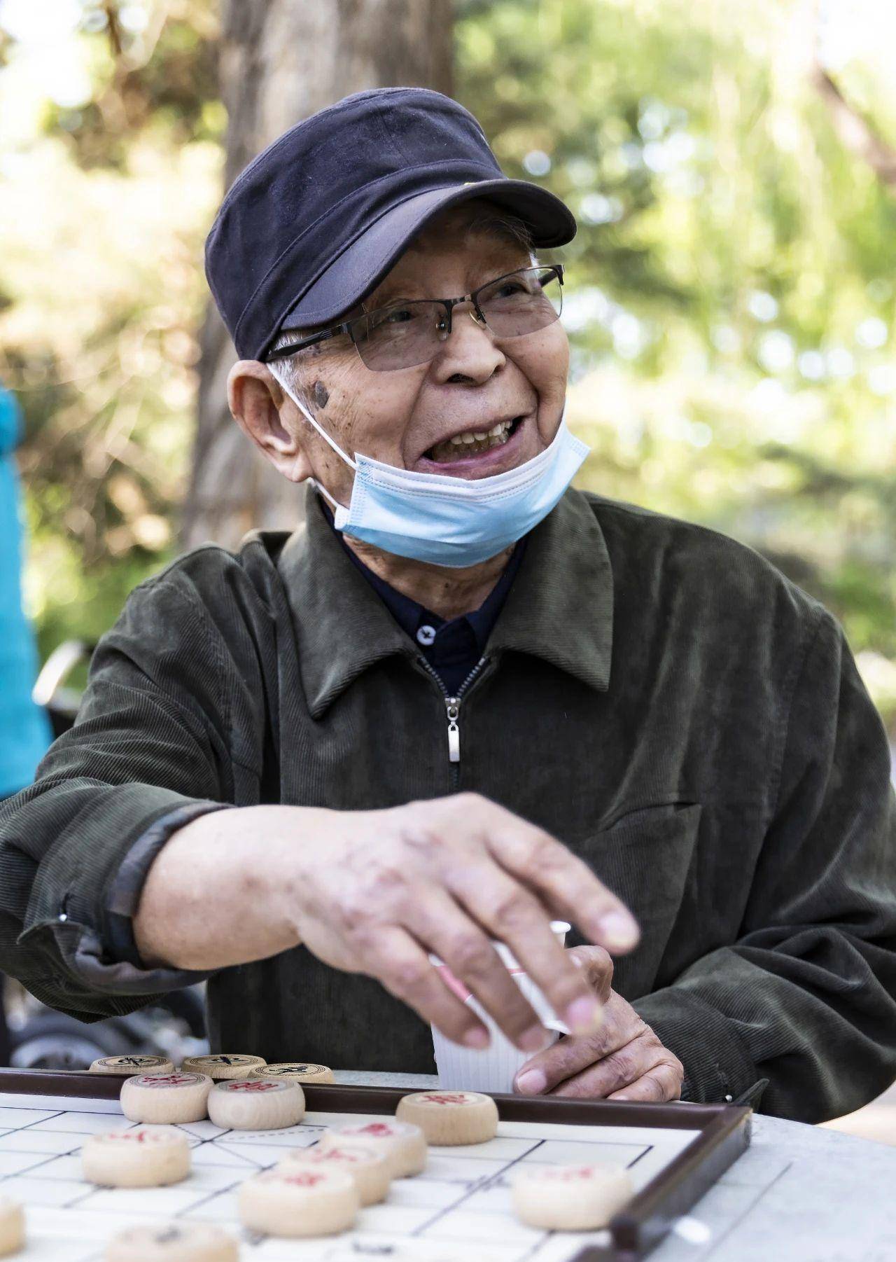 前排左4李荣耀,左5张美远,右1吴志民.