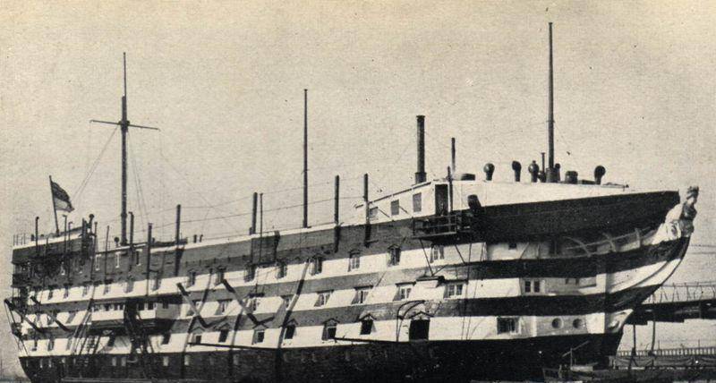 这是一艘停泊在朴次茅斯军港的三层甲板战列舰,当时正在测试革命性的