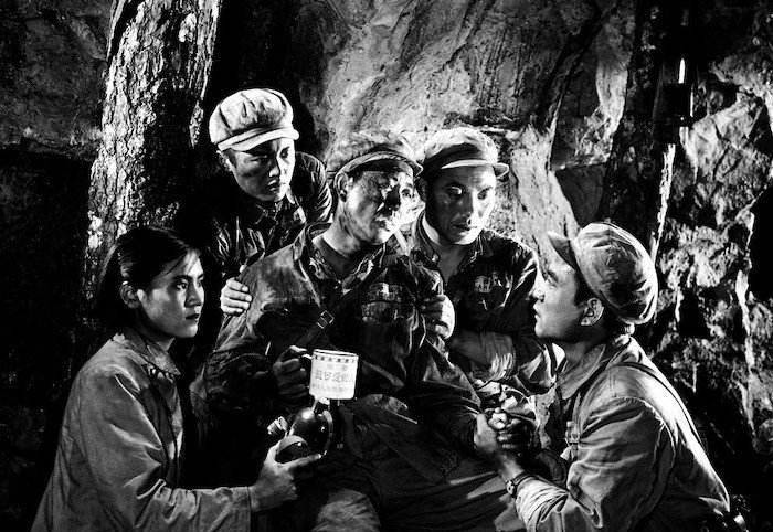 电影插图即便条件如此恶劣,但是我军却依旧没有放弃上甘岭的表面阵地.