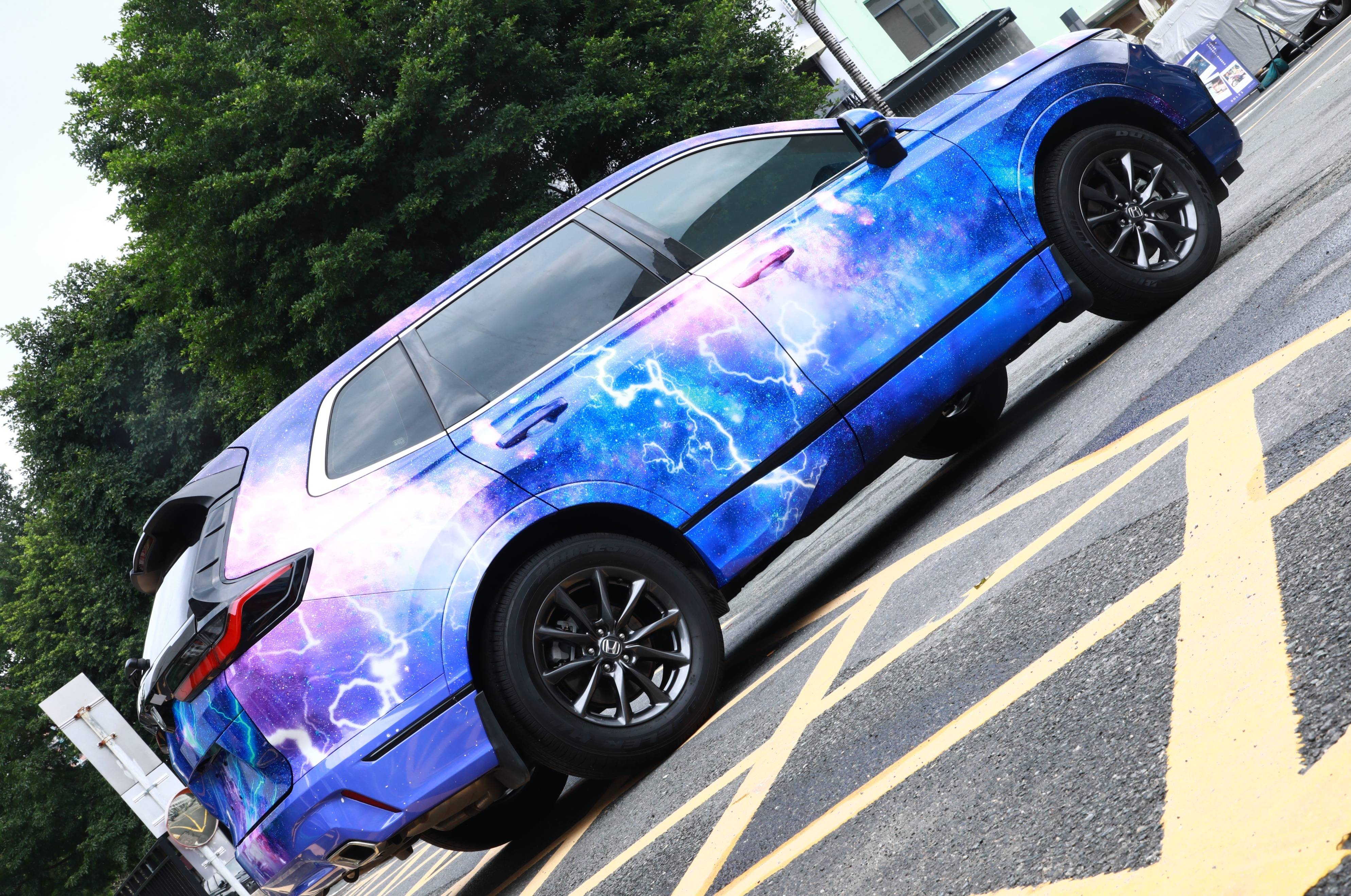 本田皓影车主就找我们专门定制了一套星空彩绘膜汽车改装人也不例外每