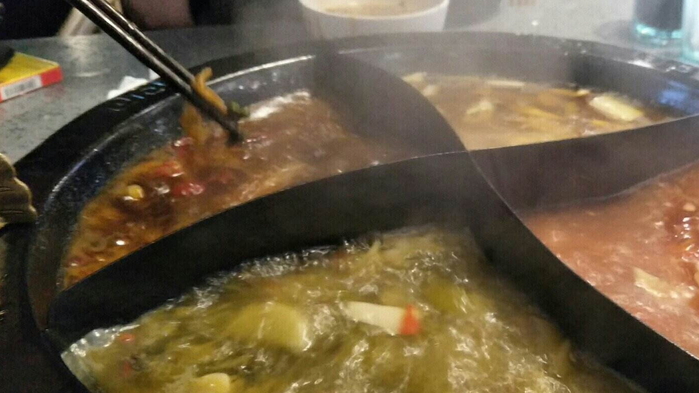 原创            55岁大叔卖“鱼火锅”，10元1位随便吃，一晚上只接待50人-蟮鱼火锅怎么烧