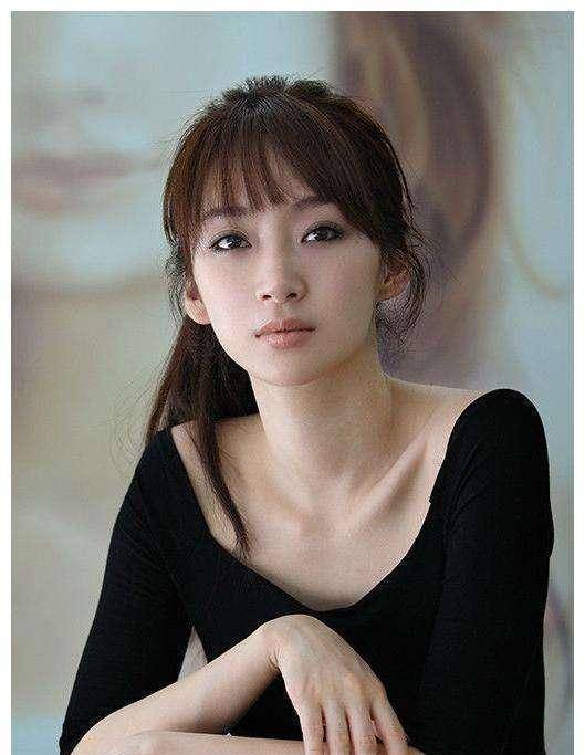 古装剧和战争影视著作,由于她身份的特殊性,对于一切清宫剧都是拒绝的