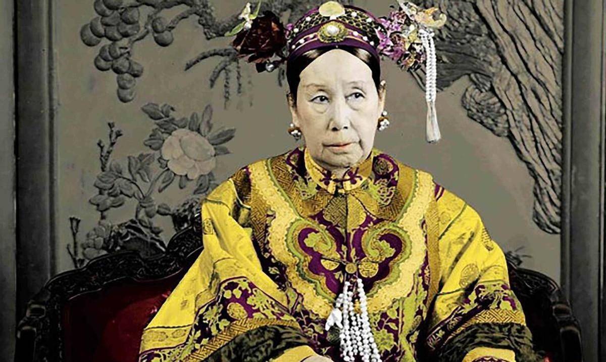 皇帝老婆爱打牌,牌友拍马屁赞她有福气,谭玉龄:我还不是守活寡