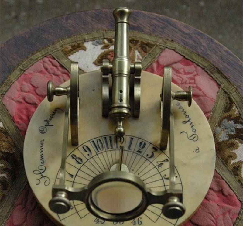 高度,当来到当地正午的时候透镜聚焦阳光照射大炮点火槽,提前装好火药