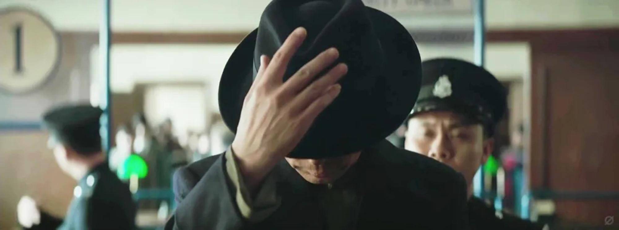 他引以为傲的体面,也终于在此刻,消逝殆尽.