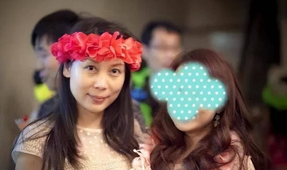 她还曾出现在酒吧的宣传海报中.