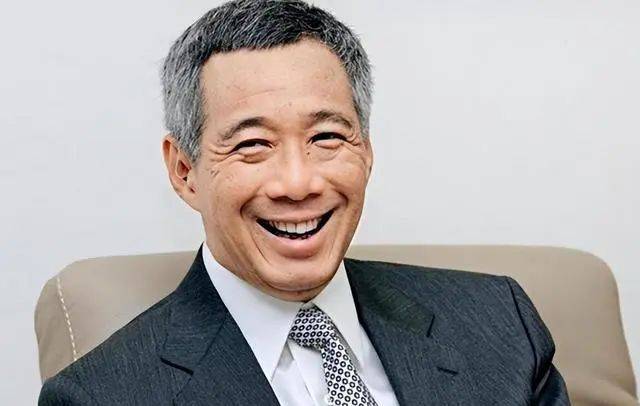 李显龙总理今天卸任!抗癌11年,30岁丧妻,与第二任妻子恩爱37年
