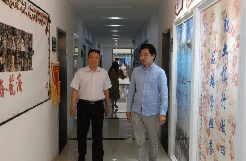 高中是同桌,毕业后各奔东西,事业巅峰在哈佛遇见_研究_尹希_张湛