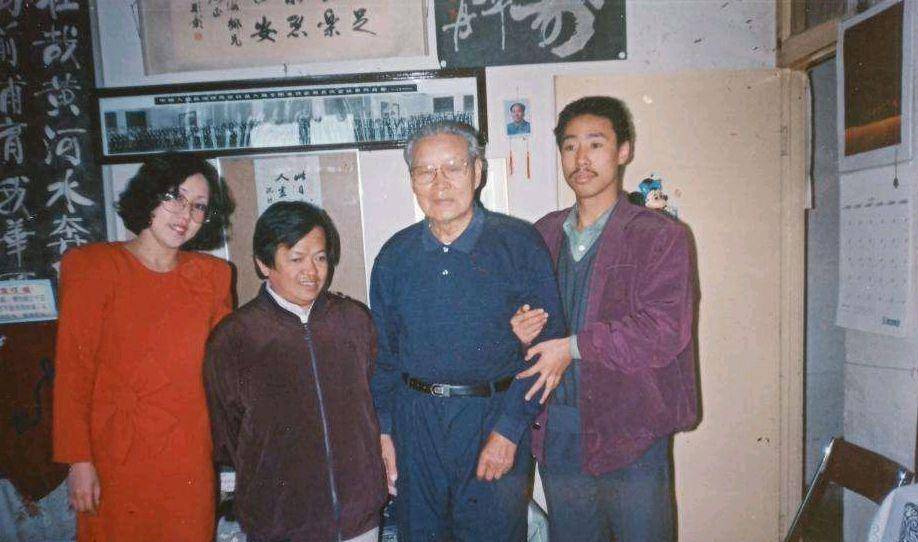 沈醉(右二)沈醉先后有过三任妻子:发妻莫耶,她与沈醉育有一子.