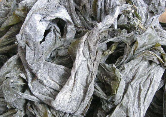 泡发干海带时,直接用水泡就错了,这一步必不可少,难怪海带黑硬