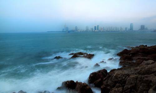 7月初,他的大学室友杜伟突然打来电话,说:"马上孩子快放暑假了,你那边