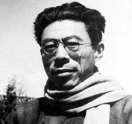 品史君说后来在闻一多先生的指导下,臧克家在文学方面取得了巨大的