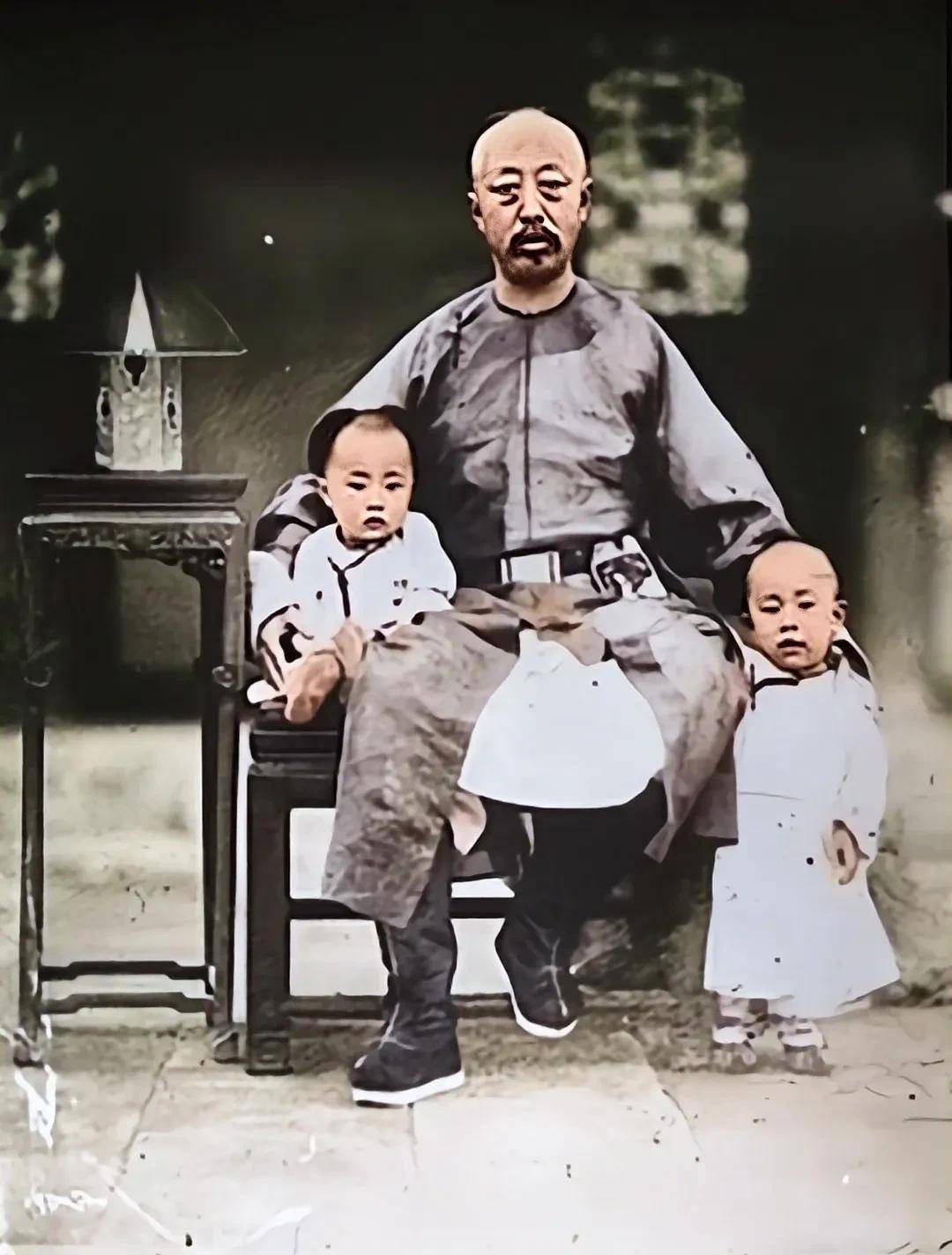 就这样,年仅四岁的载湉被慈禧推上了皇位,当醇亲王奕譞听到自己的儿子