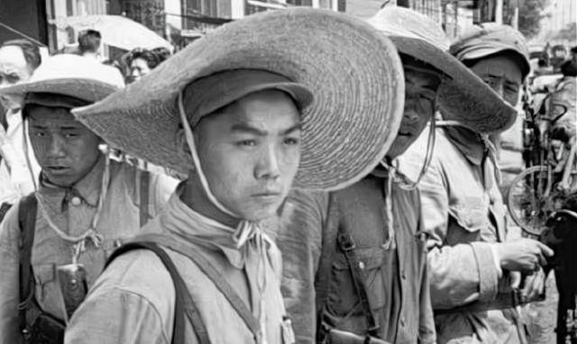 四岁的勇将孑然一身,老战友带妹妹来探望,专门来说媒_司令_兵团_陈锡