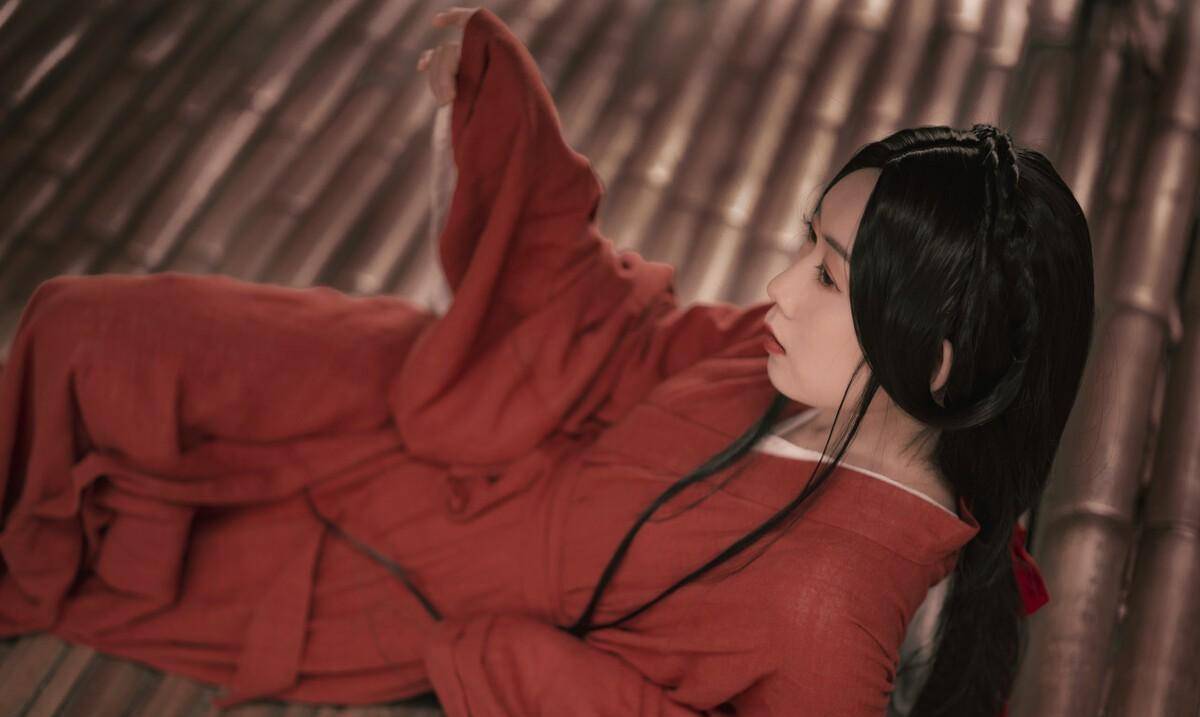 绝色美女赵飞燕助刘欣取得帝位,八年后被王莽废为庶人,含泪自杀