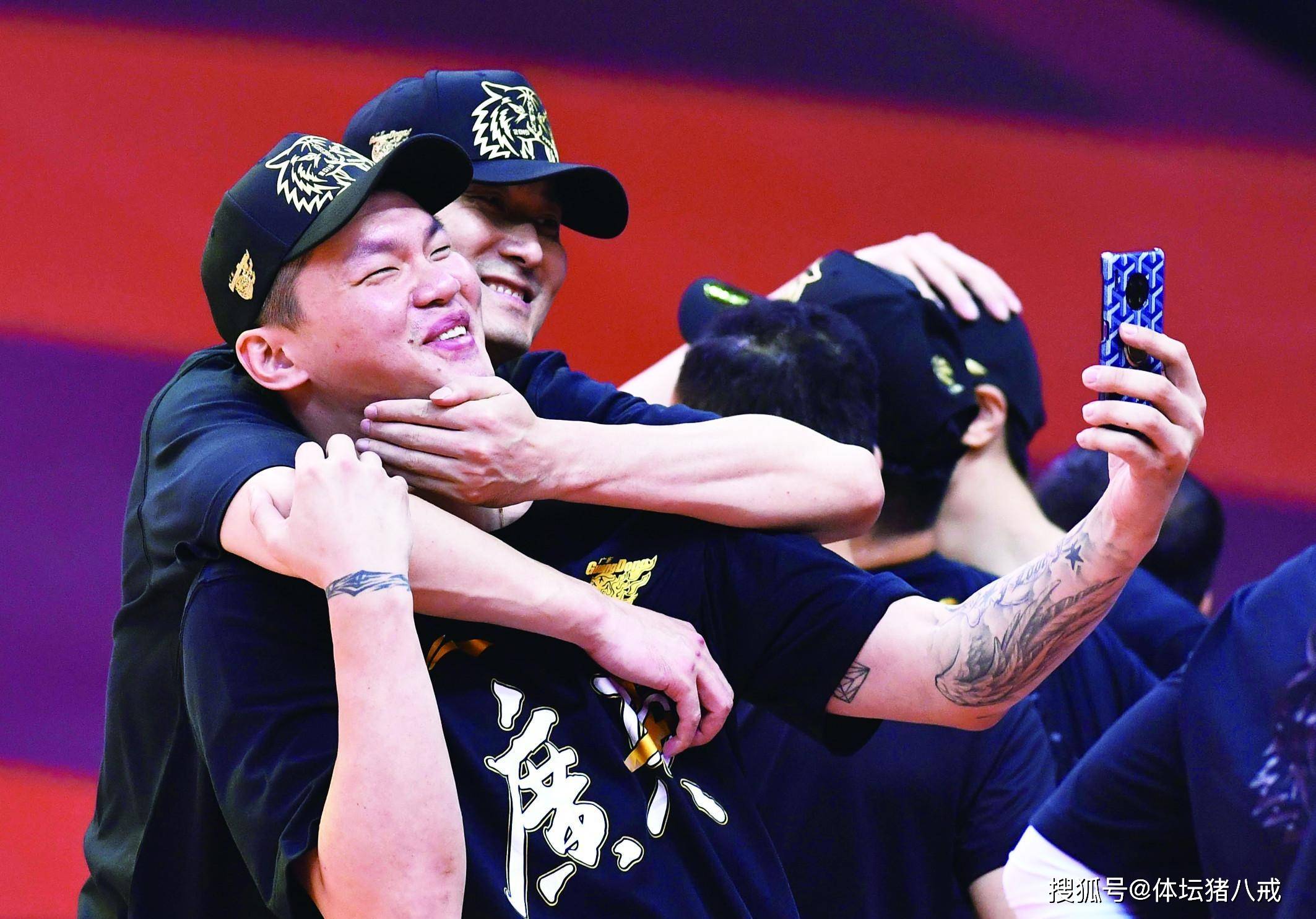 淘汰出局第3天,广东男篮分崩离析,周琦续约突发变故,恭喜辽篮