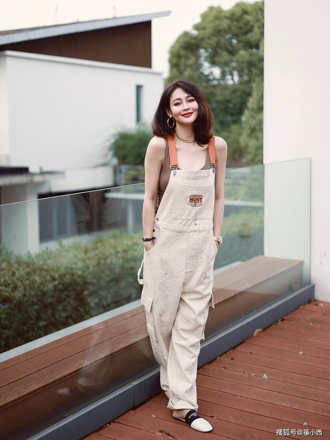 被41岁于明加的腹肌惊艳!穿背心 紧身裤秀出a4腰,性感又迷人