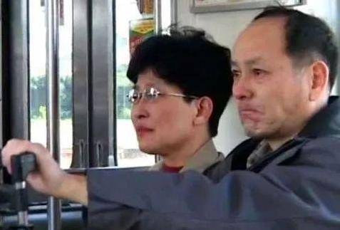 中国男人日本打黑工15年,却感动无数日本人,回国时海关敬礼放行