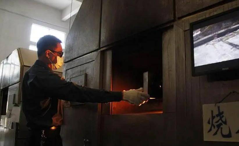 火葬场火化遗体,家属为何不能在场,究竟有什么秘密?